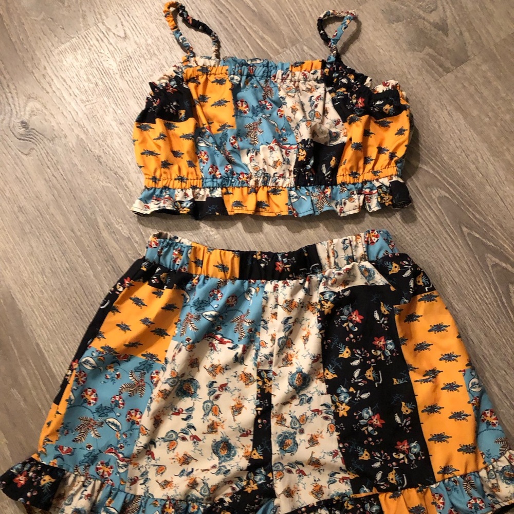 SHEIN. NWOT  2 piece crop top short set floral